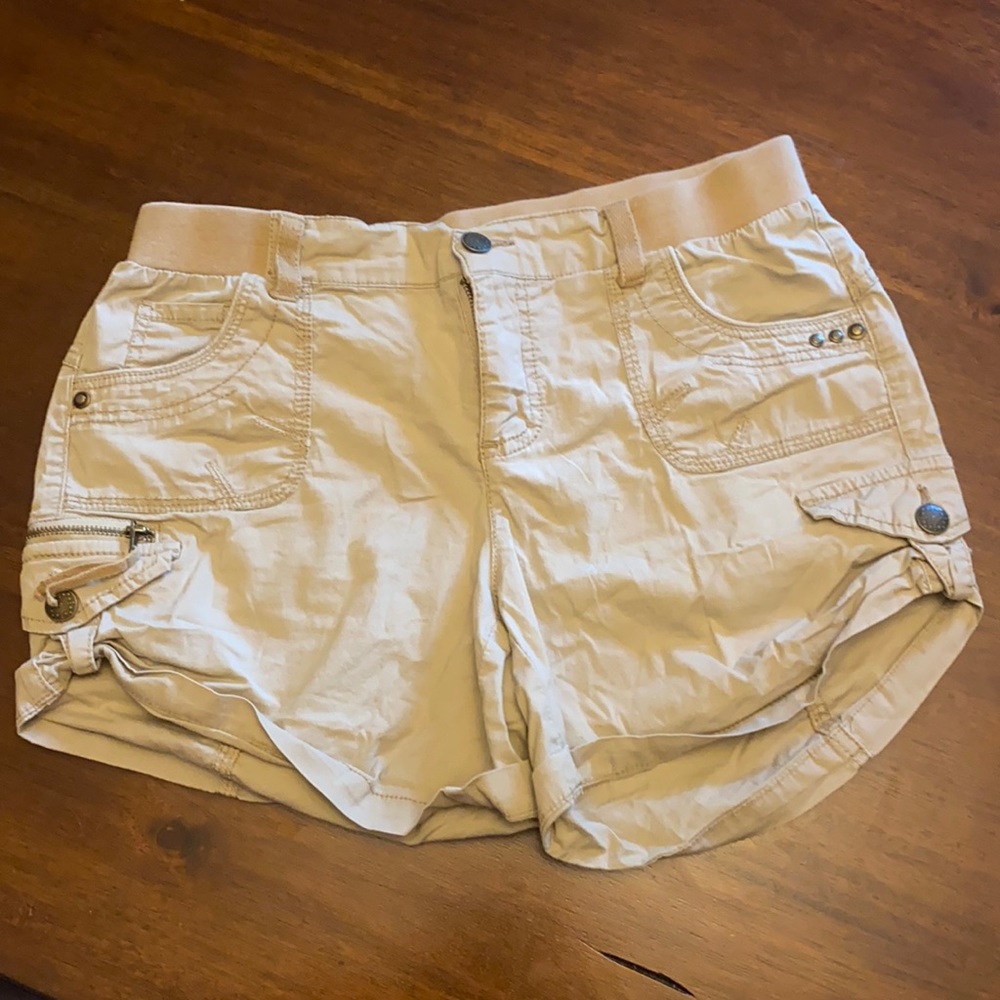 Maurices size 3/4 khaki cargo shorts.